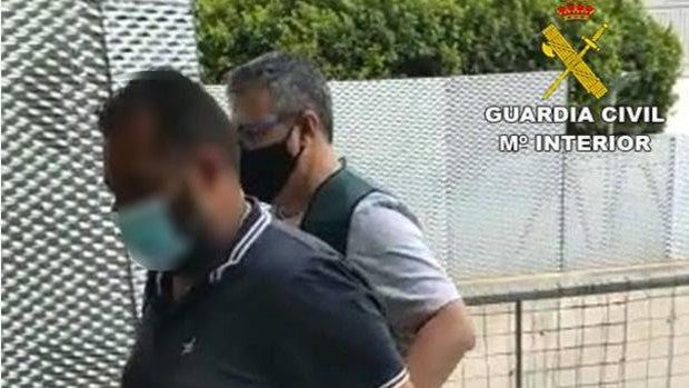 Cae una banda criminal que asaltaba fincas agrícolas en la Vega Baja cuando visitaba a familiares