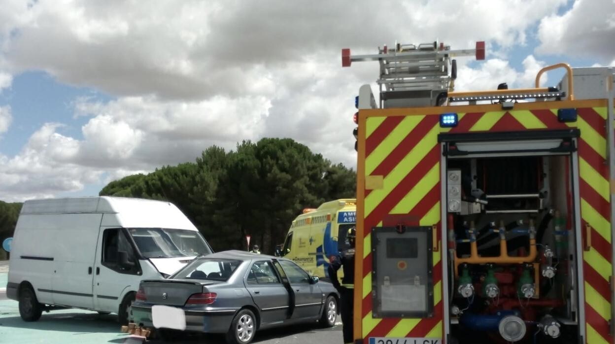 Una fallecida y dos heridos en una colisión entre un turismo y una furgoneta en la VA-333 en Íscar (Valladolid)