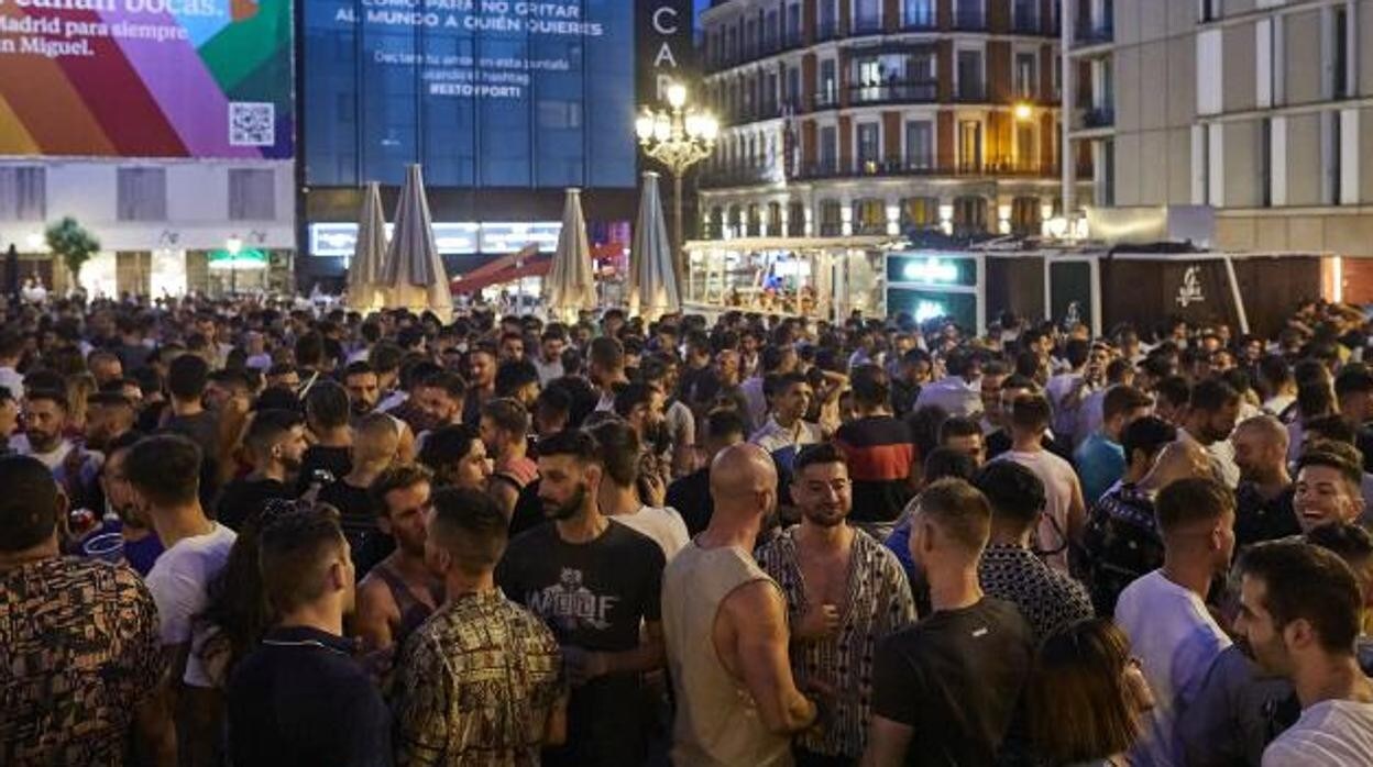 Decenas de jóvenes se reúnen en la plaza de Pedro Zerolo durante las fiestas del Orgullo