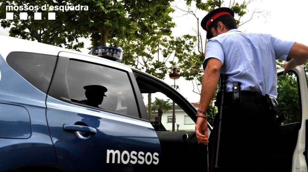 Agentes de Mossos d'Esquadra en una investigación