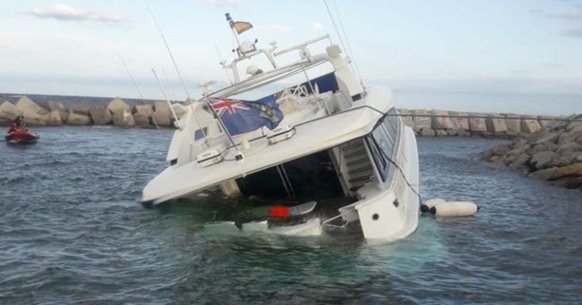 Rescatan un barco a la deriva en la costa de Barcelona