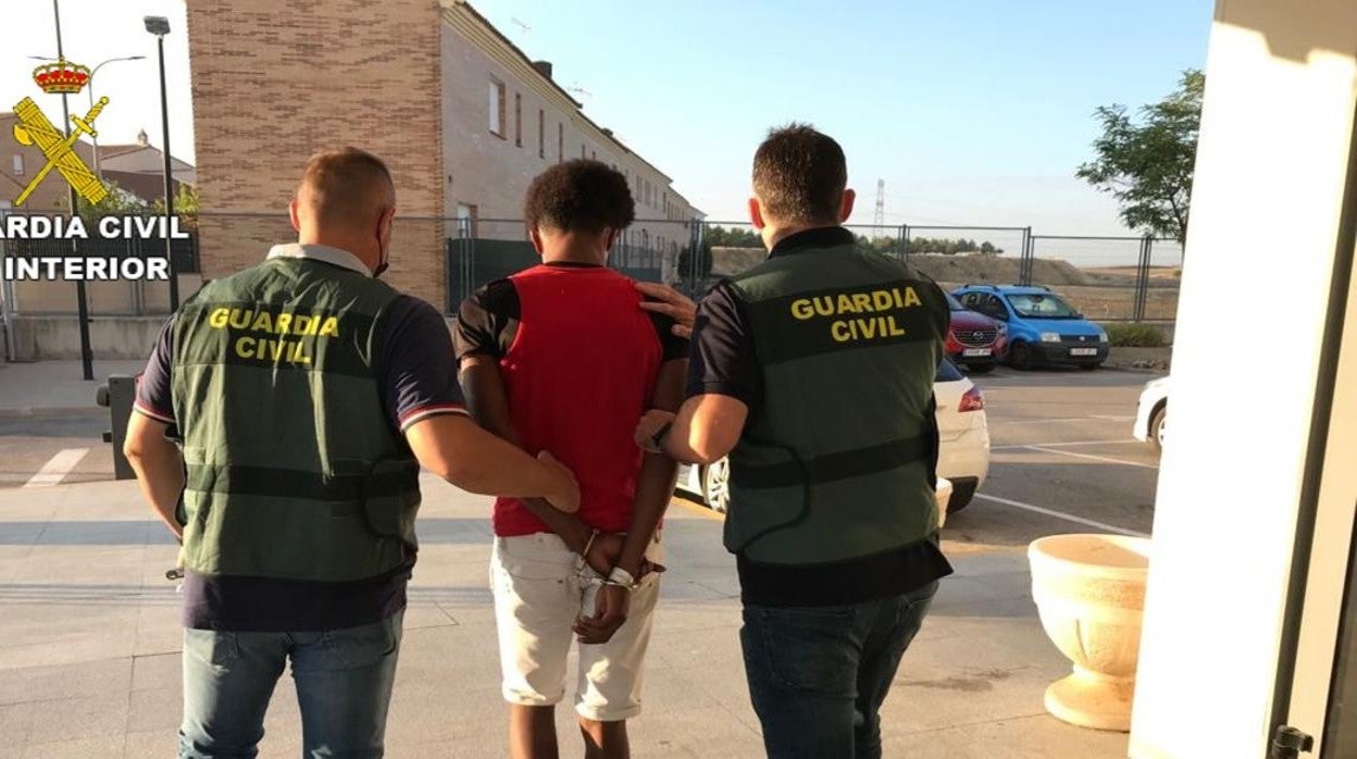 Momento de la detención del joven por agentes de la Guardia Civil