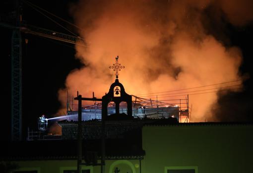 Llamas a última hora de ayer, en el Monasterio