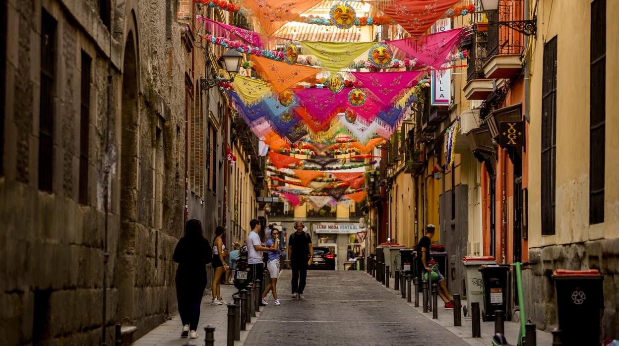 Decoración en las calles de Centro para la celebración de las fiestas