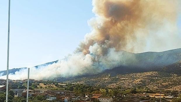 Un incendio de nivel 2 amenaza la población de El Tiemblo (Ávila) y obliga a cortar la N-403