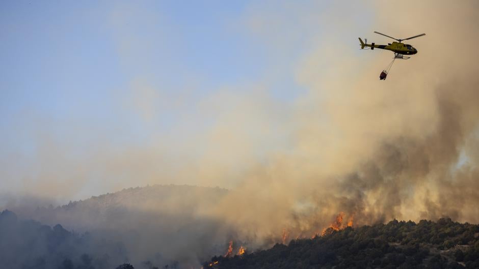 Diez helicópteros y tres aviones luchan contra las llamas en el incendio de nivel 2 de El Tiemblo