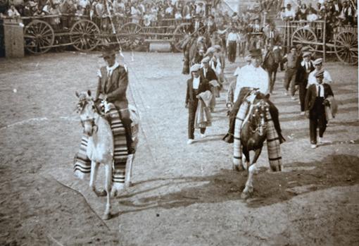 Festejo en la plaza de carros de Manzaneque en los años 50