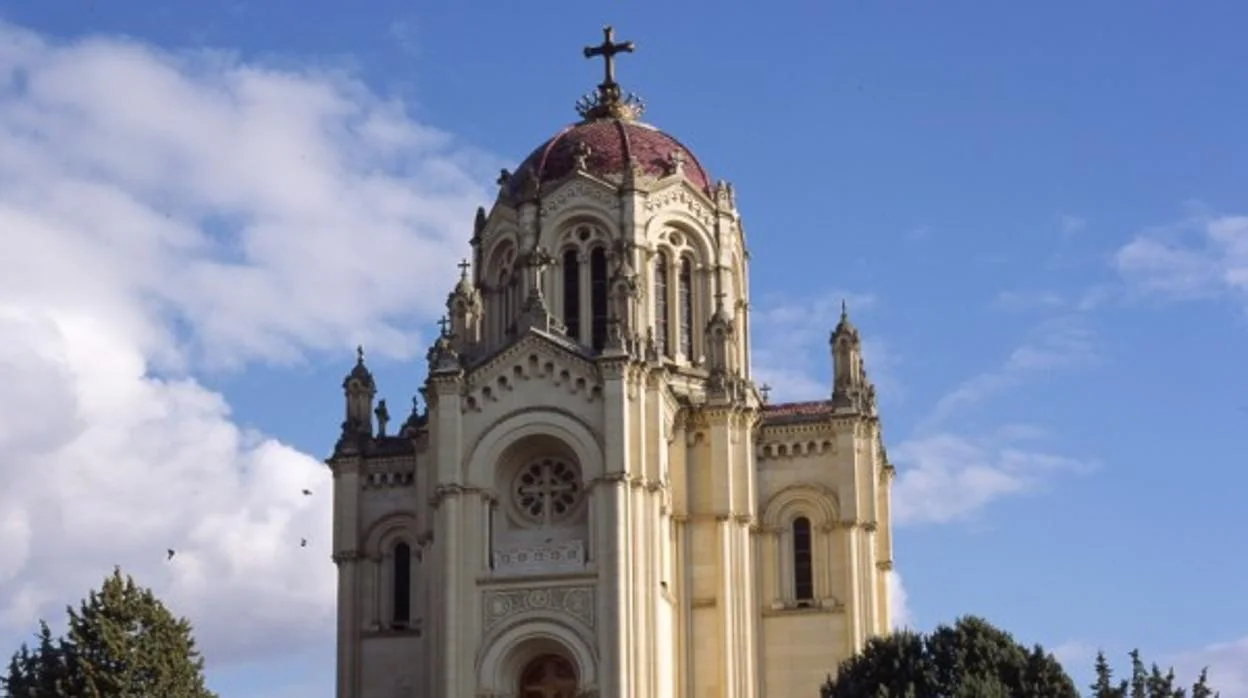 El panteón de la Condesa de la Vega del Pozo donde se ubica el colegio de los Hermanos Maristas en Guadalajara