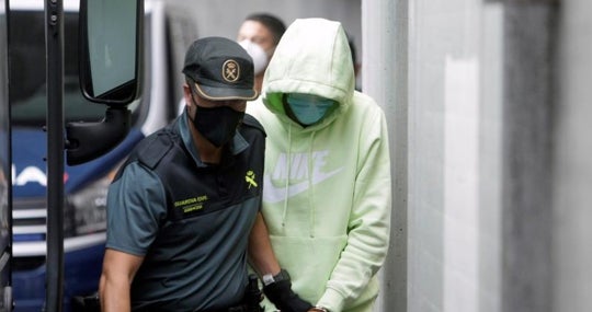 Uno de los detenidos, ante el juzgado de La Coruña el pasado jueves