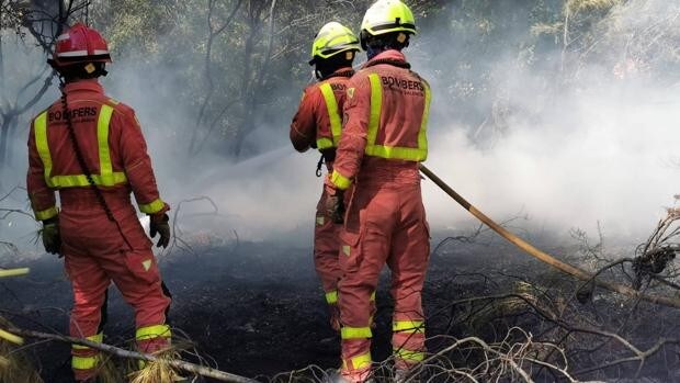 Un incendio forestal en Rafelguaraf obliga a desalojar dos urbanizaciones por la proximidad de las llamas