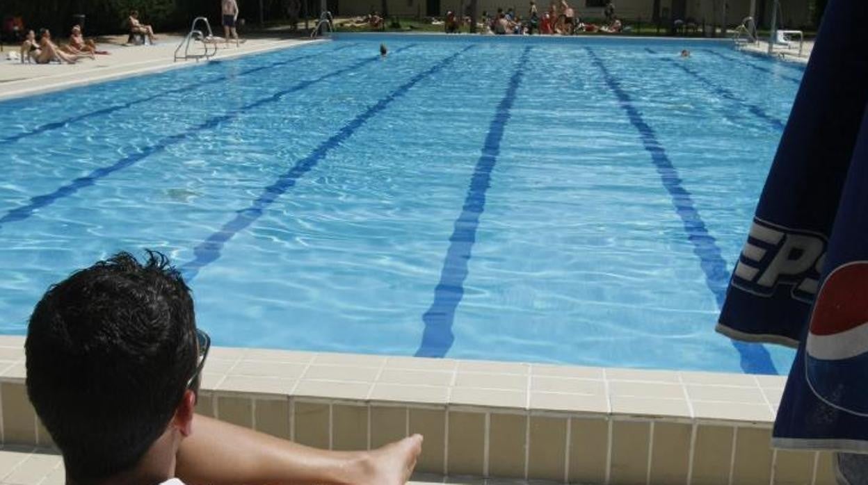 Imagen de archivo de una piscina en Madrid