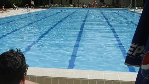 Herido grave un joven de 21 años tras golpearse en la cabeza y caer a una piscina en Alalpardo