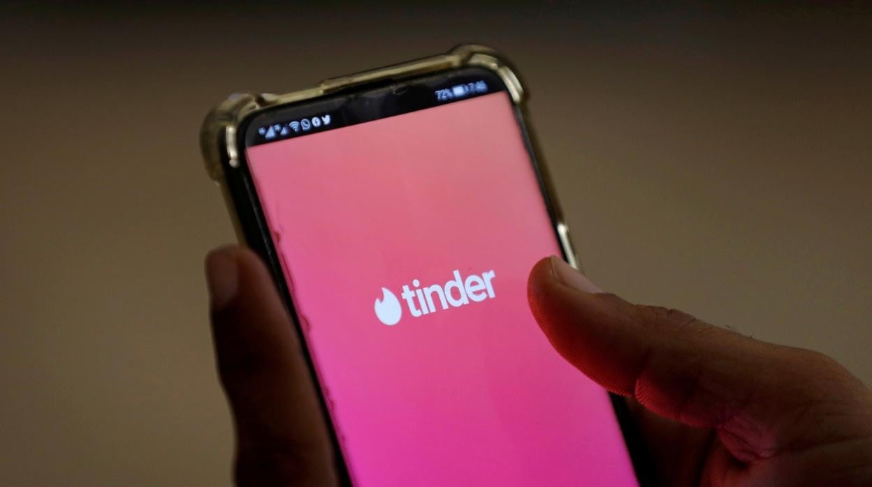 Imagen de archivo de un móvil con la aplicación de citas Tinder