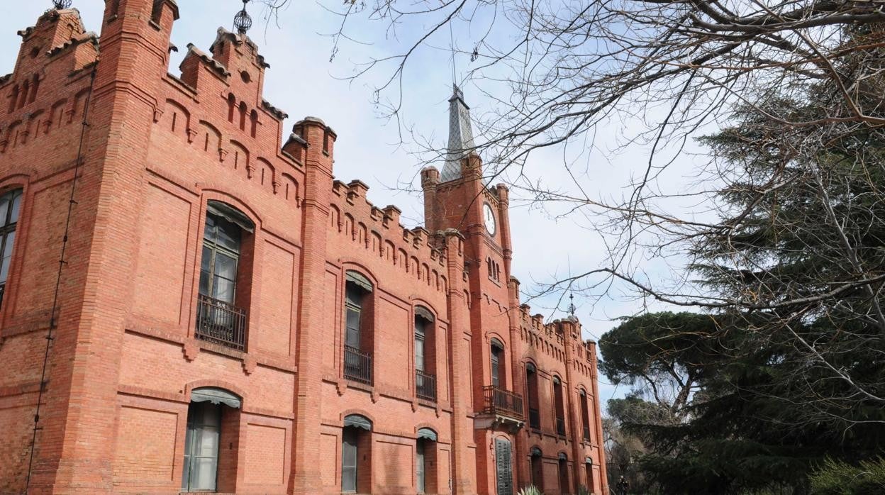 Exterior del palacio de la Quinta de Torre Arias, con la torre del reloj