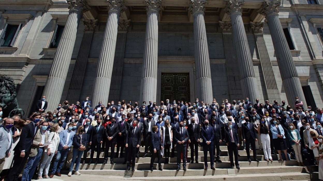 Pablo Casado y más de 200 alcaldes del PP, en la protesta ante el Congreso del mes de mayo