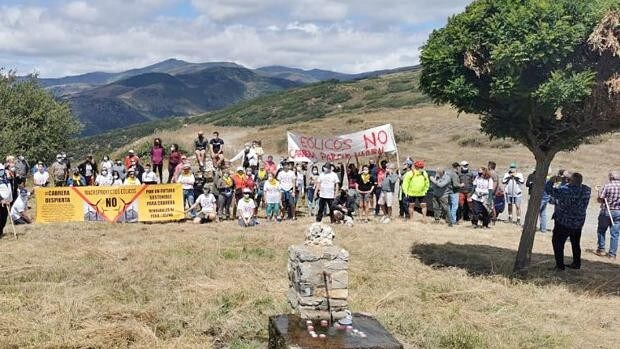 Cerca de 200 personas se manifiestan contra los macroproyectos eólicos en La Cabrera, León