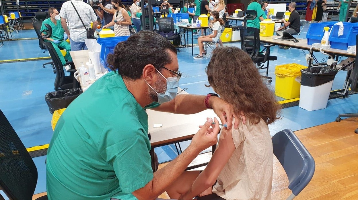 Vacunación de menores de 12 años en el Pabellón San Martín, Tenerife
