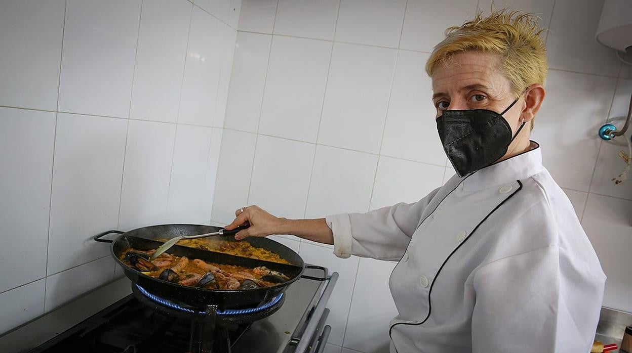 Elisabet Zaragoza, cocinera del bar ‘El buen yantar’, en Caracuel de Calatrava