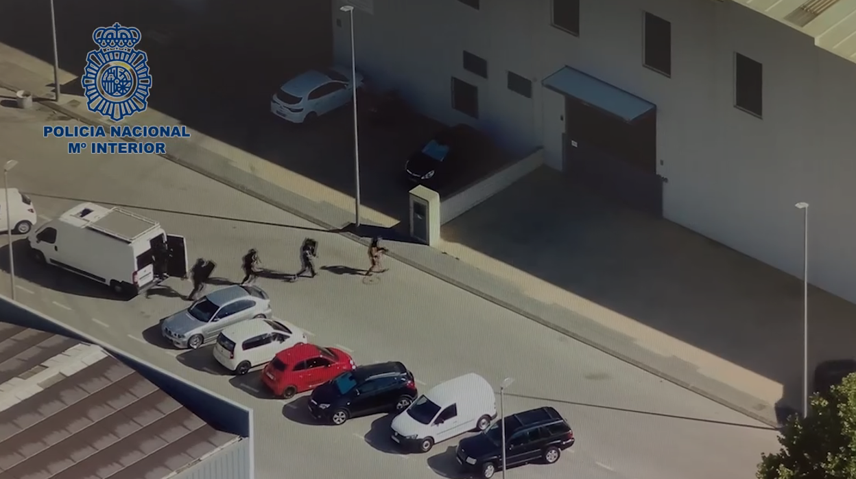 Un grupo de agentes del GOES interviene en la nave donde estaban los presuntos delincuentes