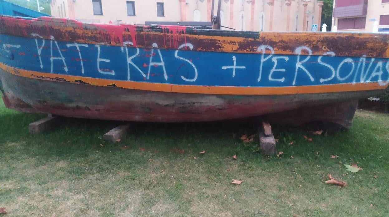 Una imagen de las pintadas realizadas sobre la "patera" que exhibe la muestra itinerante.