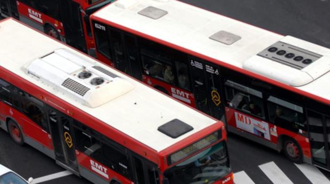 Imagen de archivo de autobuses de la EMT en Valencia