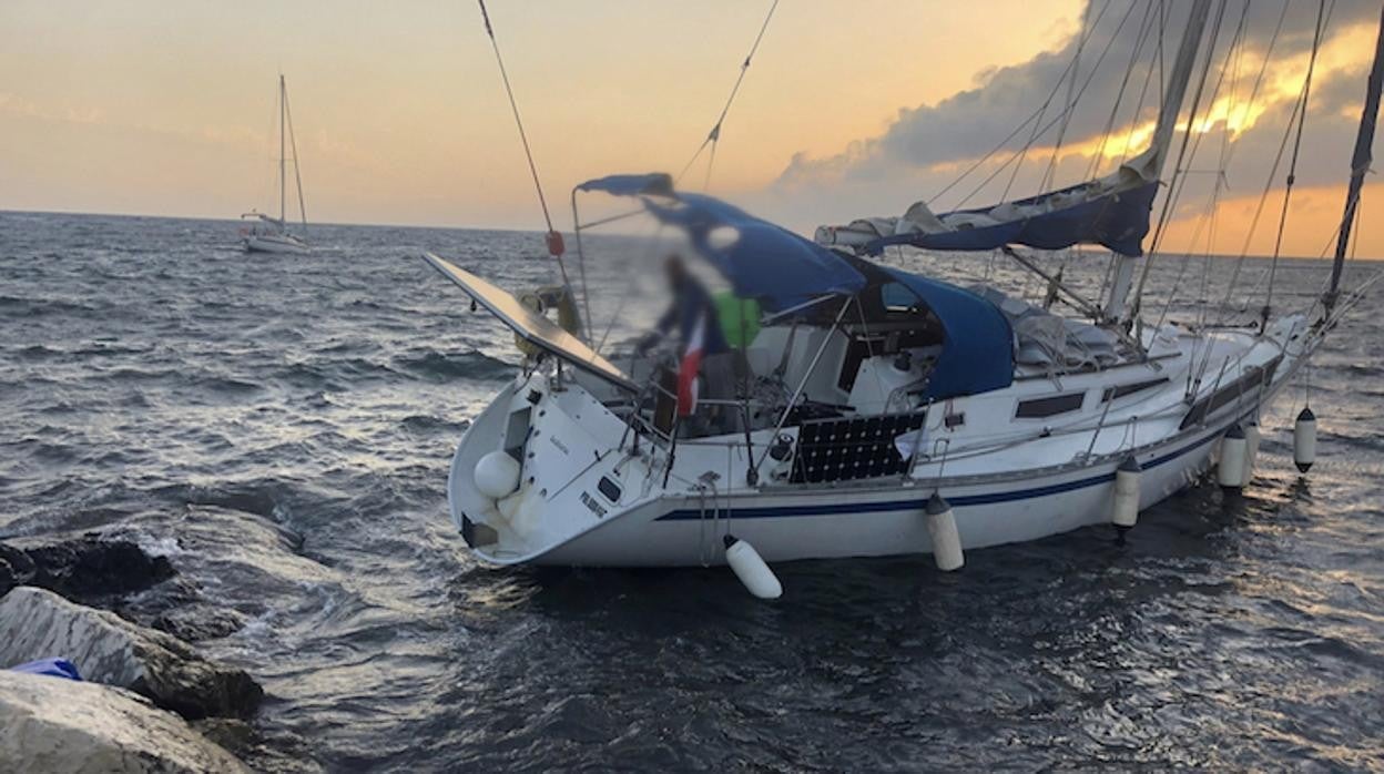 La embarcación encallada junto a los acantilados en la isla de Tabarca