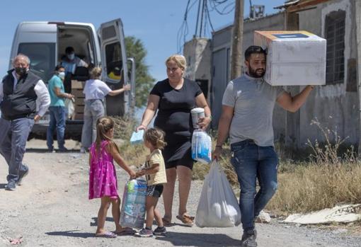 El matrimonio conformado por Antonia y José recibe ayuda de los voluntarios