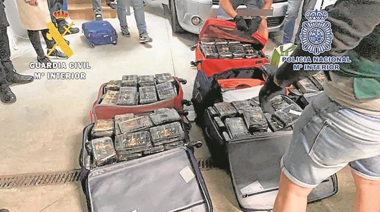 Parte de los 408 kilos de cocaína intervenidos en la operación