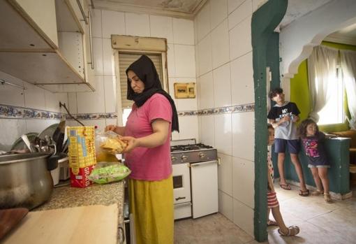 Zaia Cachare, marroquí de 37 años, prepara la comida con los productos donados por la Fundación Madrina