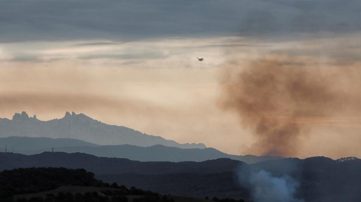 Un helicóptero trabajando en el fuego de Santa Coloma de Queralt, que todavía no está extinguido