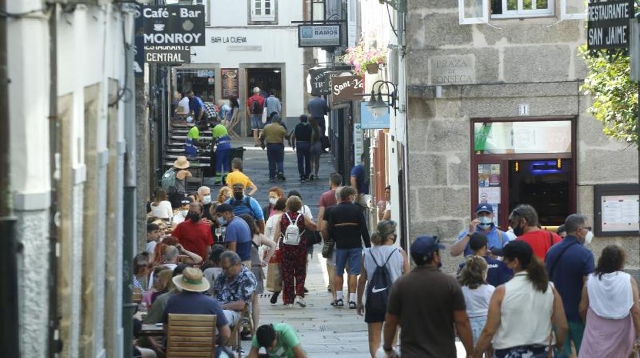 Aspecto de una céntrica calle de Santiago, esta semana