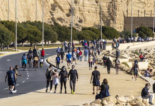 Imagen de personas paseando en Alicante