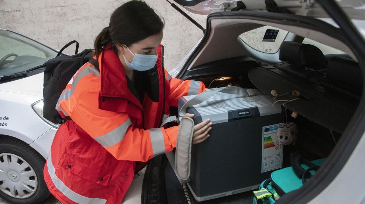 Las enfermeras encargadas de custodiar las vacunas cargan los viales en el muelle de la Gerencia de Atención Primaria