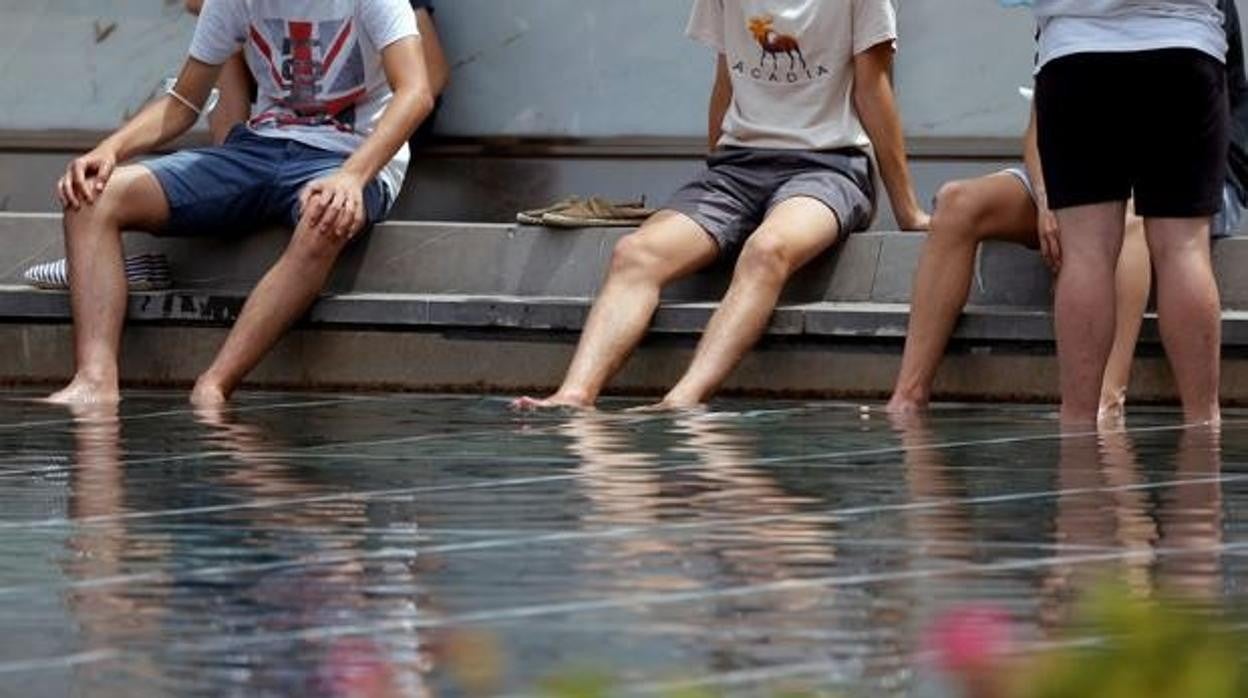 Imagen de personas en una fuente en Valencia