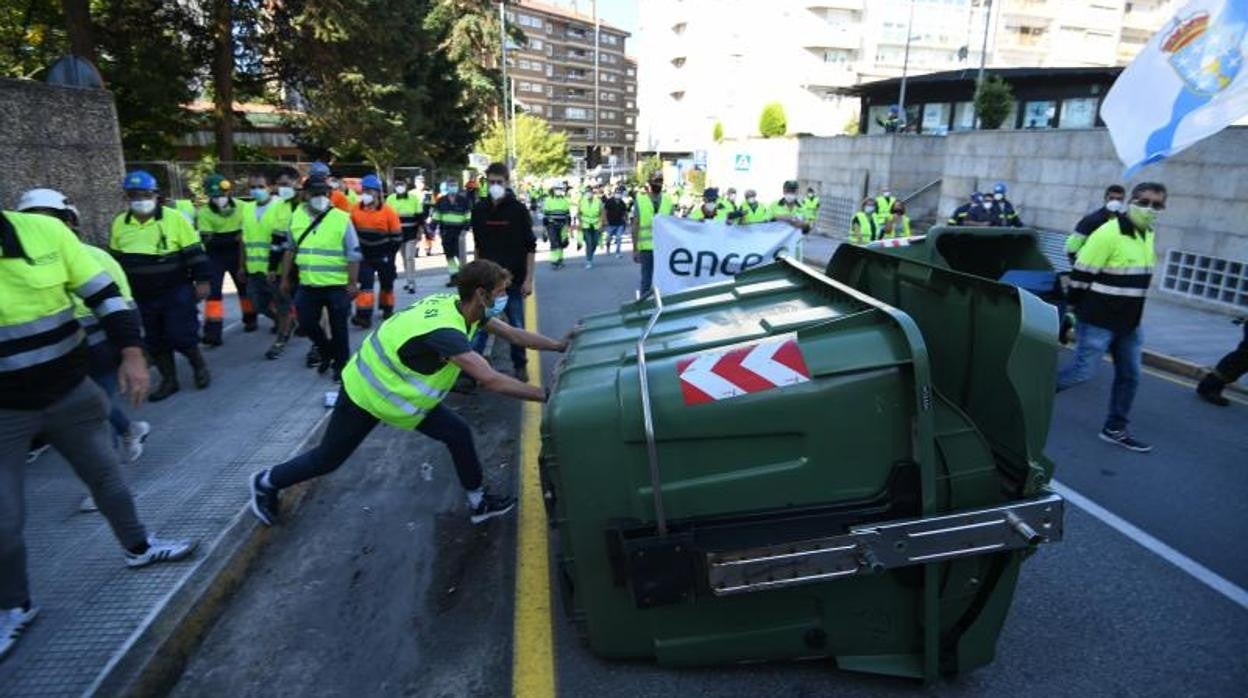 Un trabajador de Ence vuelca un contenedor durante una marcha este miércoles por Pontevedra