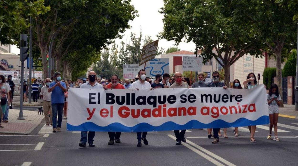 Cientos de personas piden una mejor gestión del agua de los ríos Bullaque y Guadiana