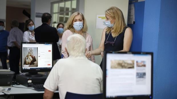 Un total de 350 mayores, positivos en 34 residencias madrileñas, y 14 han suspendido las visitas