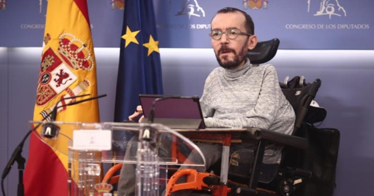 El portavoz parlamentario de Unidas Podemos, Pablo Echenique, interviene en una rueda de prensa convocada en el Congreso de los Diputados, en Madrid