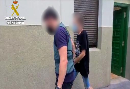 Otro de los arrestados, detenido en la operación