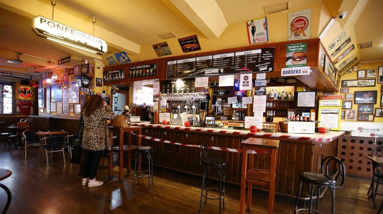 Interior de un bar.