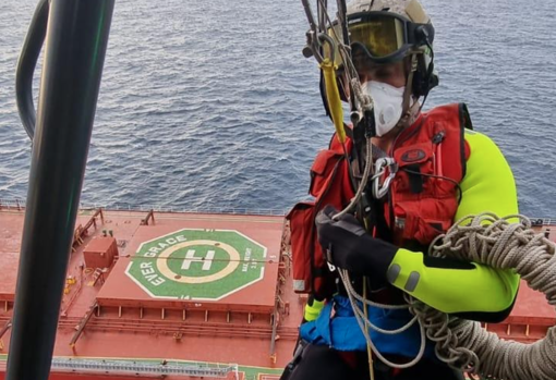 Maniobra de rescate del helicóptero del SAR en el buque Ever Grace