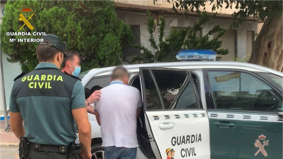 Detienen a un hombre por golpear contra la pared a una anciana con andador para robarle 6.000 euros en Callosa