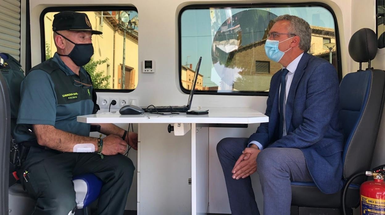 Javier Izquierdo dialoga con un agente de la Guardia Civil en una de las Oficinas Móviles de Atención al Peregrino.