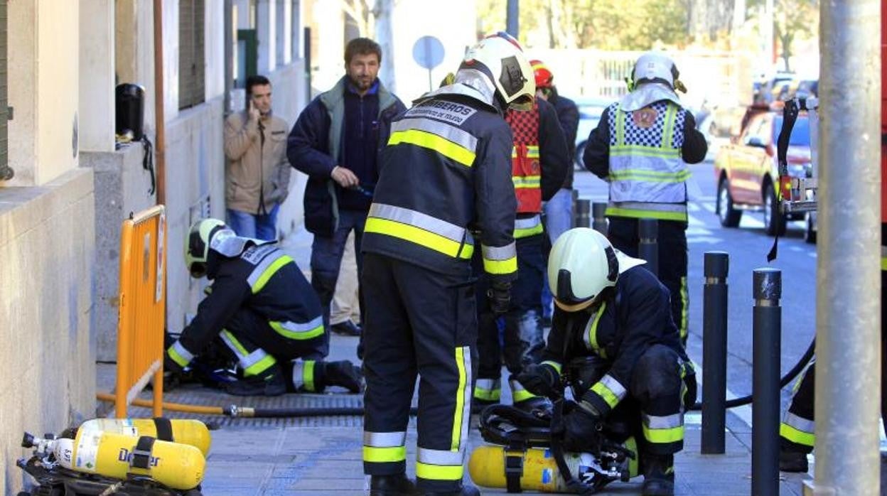 Bomberos atendiendo una fuga de monóxido de carbono, en una imagen de archivo