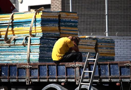 Un trabajador en plena jornada laboral