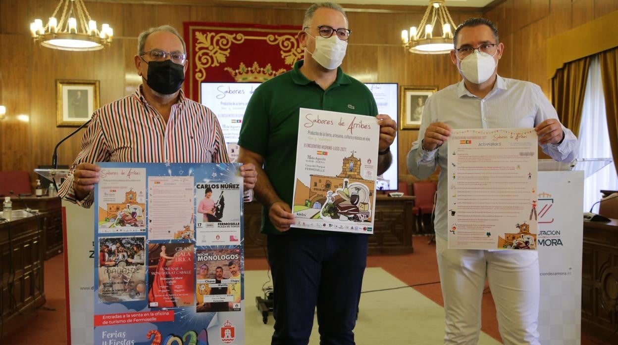 El diputado de Cultura Jesús María Prada y el alcalde de Fermoselle, José Manuel Pilo, presentan 'Sabores de Arribes. II Encuentro Hispanoluso'