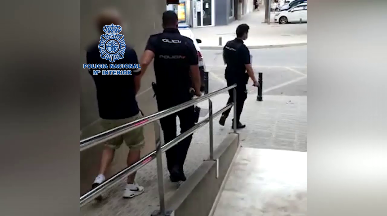 El detenido, custodiado por agentes de la Policía Nacional