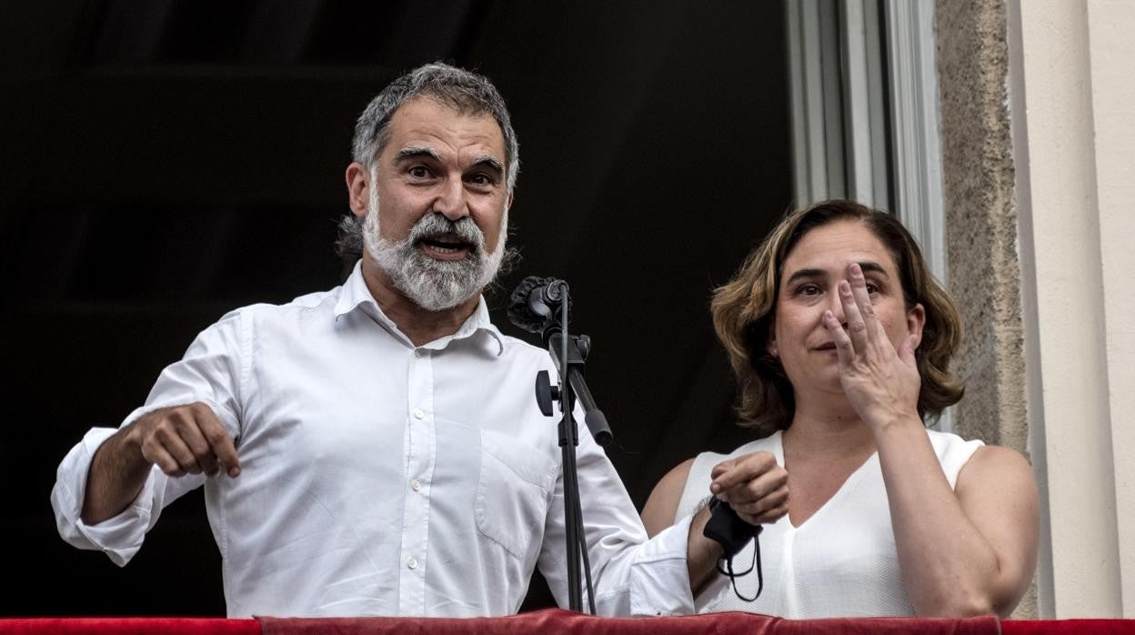 Colau y Cuixart, durante el pregón de las fiestas de Gràcia