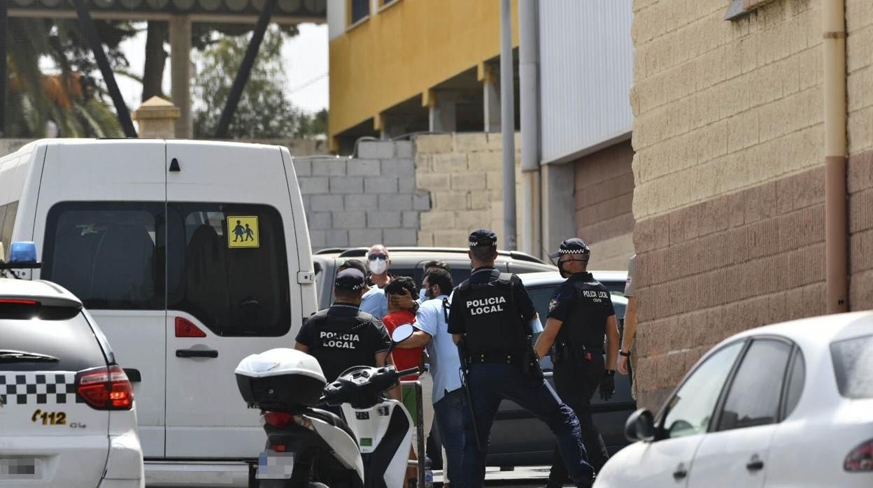 La Policía introduce en un autobús a un menor marroquí para ser devuelto a su país de origen