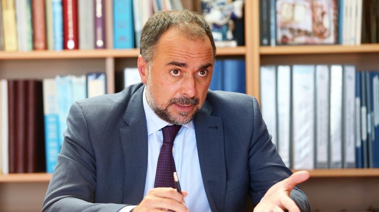 Julio García Comesaña, conselleiro de Sanidade, en un momento de la entrevista